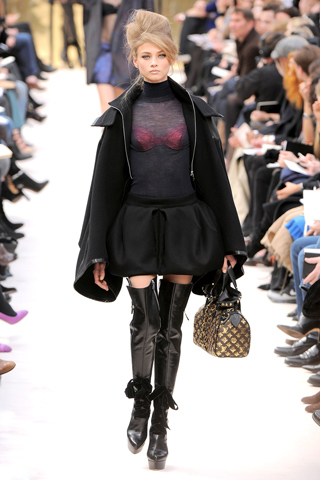 Polera negra falda puf capa con cierres Louis Vuitton
